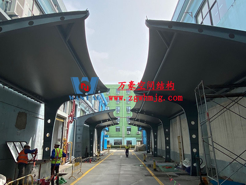 膜結(jié)構(gòu)車棚定做哪里好？膜結(jié)構(gòu)生產(chǎn)廠家哪家好？