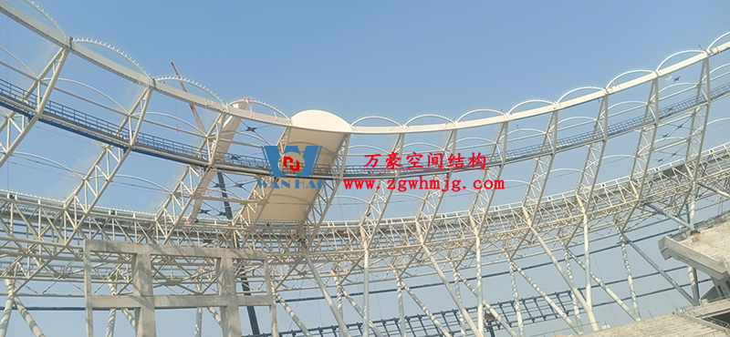 襄陽(yáng)奧體中心膜結(jié)構(gòu)工程鋼結(jié)構(gòu)接近尾聲，膜結(jié)構(gòu)開(kāi)始安裝