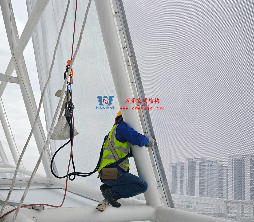 聚焦工程高質(zhì)量建設(shè)，這個網(wǎng)格織物幕墻正在施工安裝中