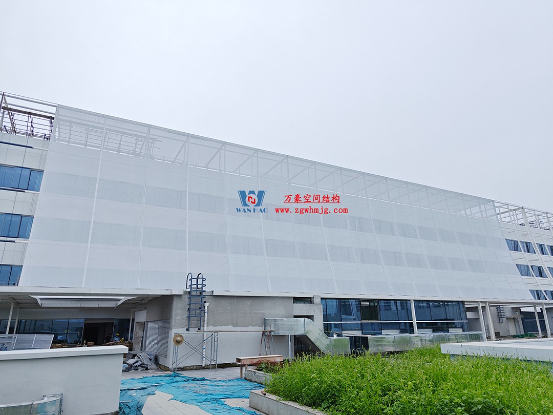 聚焦工程高質(zhì)量建設(shè)，這個網(wǎng)格織物幕墻正在施工安裝中