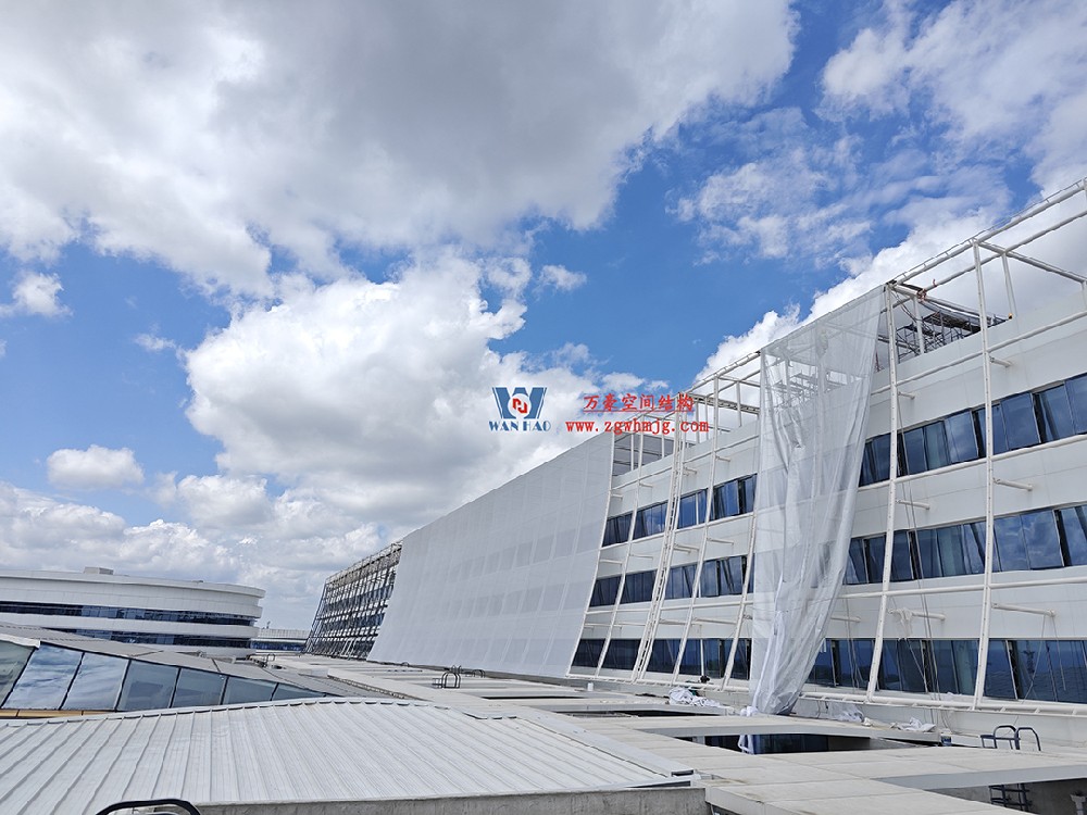 聚焦工程高質(zhì)量建設(shè)，這個網(wǎng)格織物幕墻正在施工安裝中