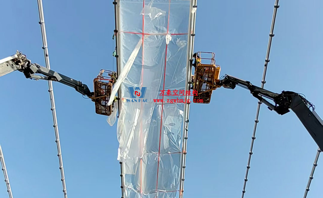 無錫奧體中心體育場ETFE膜首吊成功，太湖畔將閃耀“生態(tài)之光”