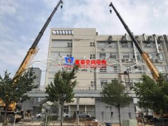 張拉膜結(jié)構(gòu)車(chē)棚中鋼結(jié)構(gòu)如何防銹？張拉膜車(chē)棚除銹的方法有哪些？