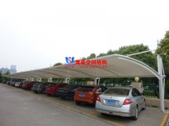 汽車車棚有哪幾種種類形式？為什么膜結(jié)構(gòu)車棚會(huì)成為汽車車棚優(yōu)選？