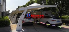 鋼膜結(jié)構(gòu)車棚價(jià)格多少錢？鋼膜結(jié)構(gòu)車棚一平米報(bào)價(jià)造價(jià)決定因素有哪些？