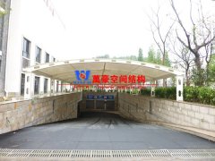 地下車庫(kù)雨棚什么材料好？膜結(jié)構(gòu)為什么是地下車庫(kù)雨棚材料的優(yōu)先選擇？
