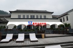 伸縮遮雨棚和膜結(jié)構(gòu)雨棚那個(gè)好？伸縮遮雨棚和膜結(jié)構(gòu)雨棚優(yōu)缺點(diǎn)對(duì)比