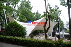 如何操作來保證膜結(jié)構(gòu)工程能承受一定的外荷載？