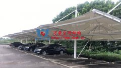 膜結(jié)構(gòu)的車棚有什么特點(diǎn)？為什么膜結(jié)構(gòu)的車棚如此受歡迎？